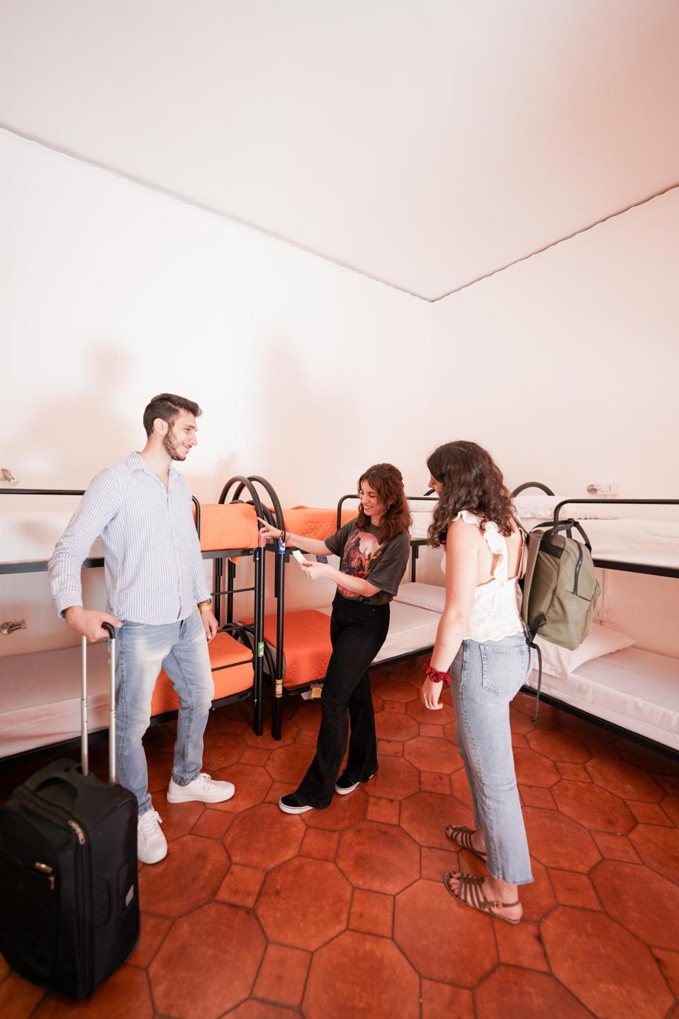 Hostel Experience - Age Limit 18-28 Napels